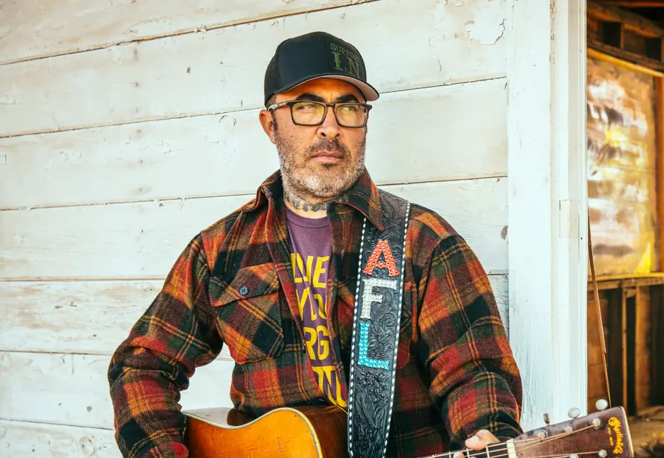 aaron-lewis-calls-am-i-the-only-one-an-honest-song-about-america